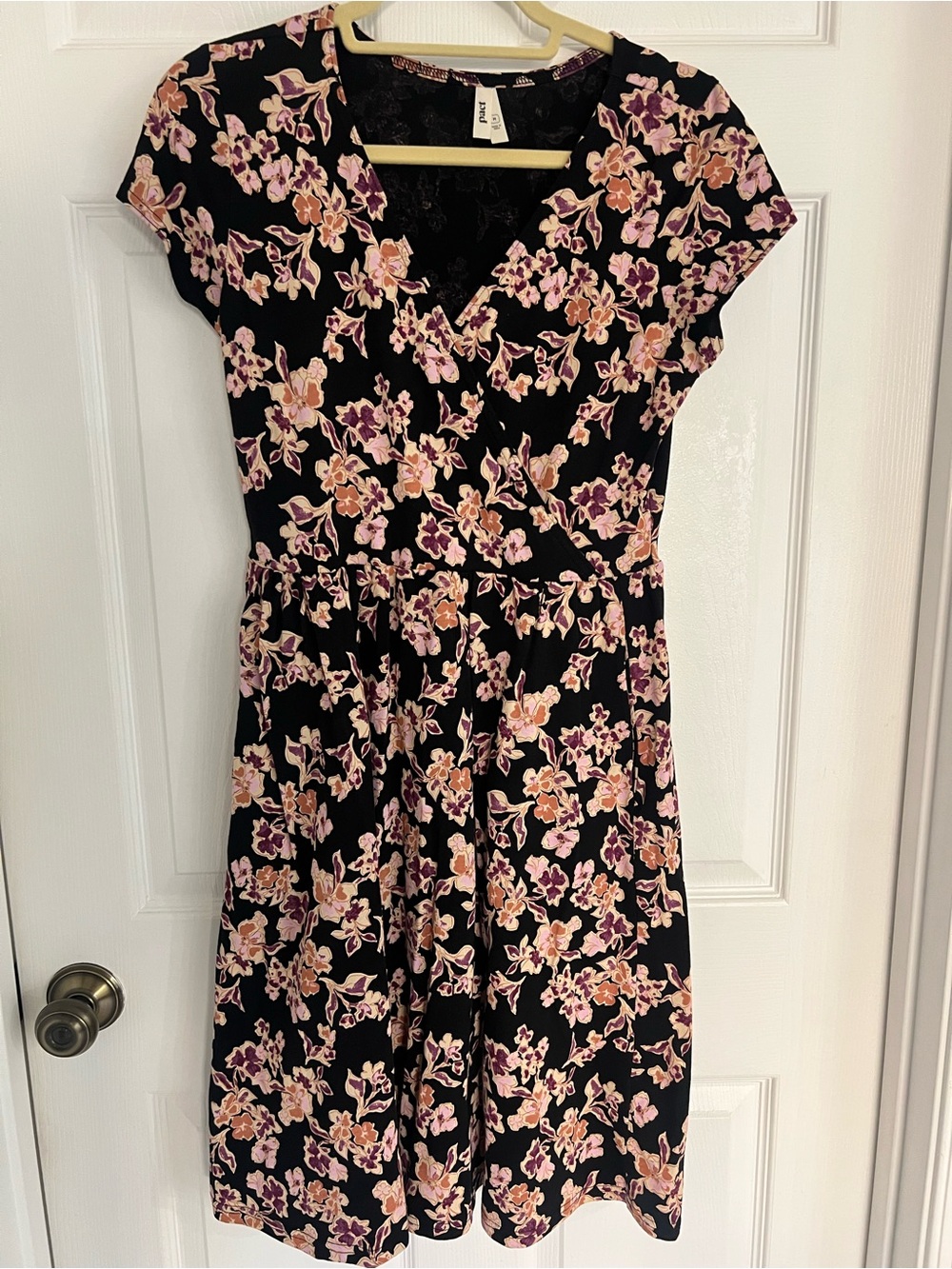 ‼️NWOT: Pact Organic Women's Black Floral V-Neck Wrap Midi Dress - M - Picture 1 of 3